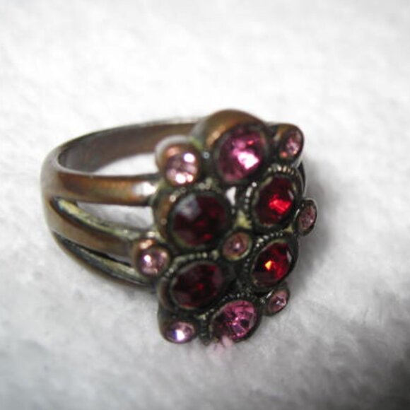 Gold Tone Ring w/ Glass Stones Vintage Size 7 - Picture 5 of 16